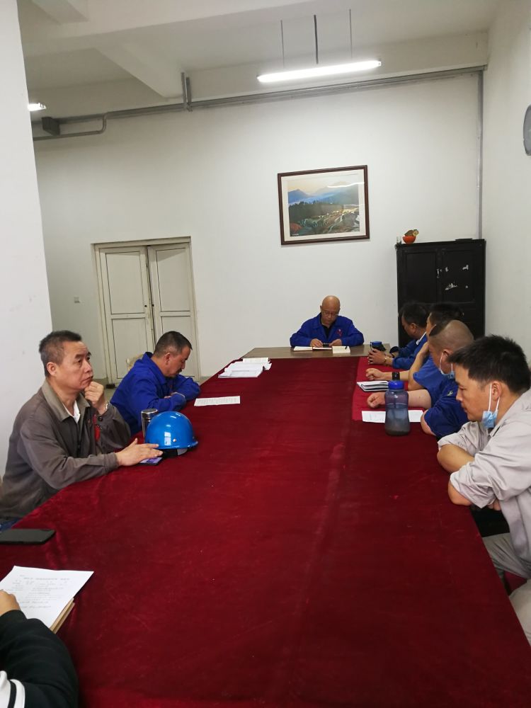 機(jī)加裝配黨支部召開(kāi)全體黨員大會(huì)，組織主題教育學(xué)習(xí)。